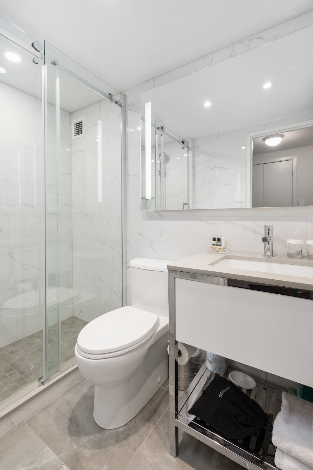 Hôtel 2170 Lincoln Downtown Montreal | 2170 Av. Lincoln, Montréal, QC H3H 1J3, Canada | Phone: (514) 935-9224