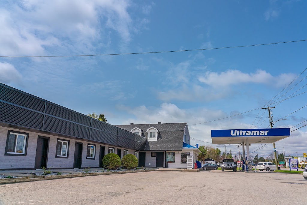 Motel des Écorces | 627 Bd Saint-François, Lac-des-Écorces, QC J0W 1H0, Canada | Phone: (819) 585-2710