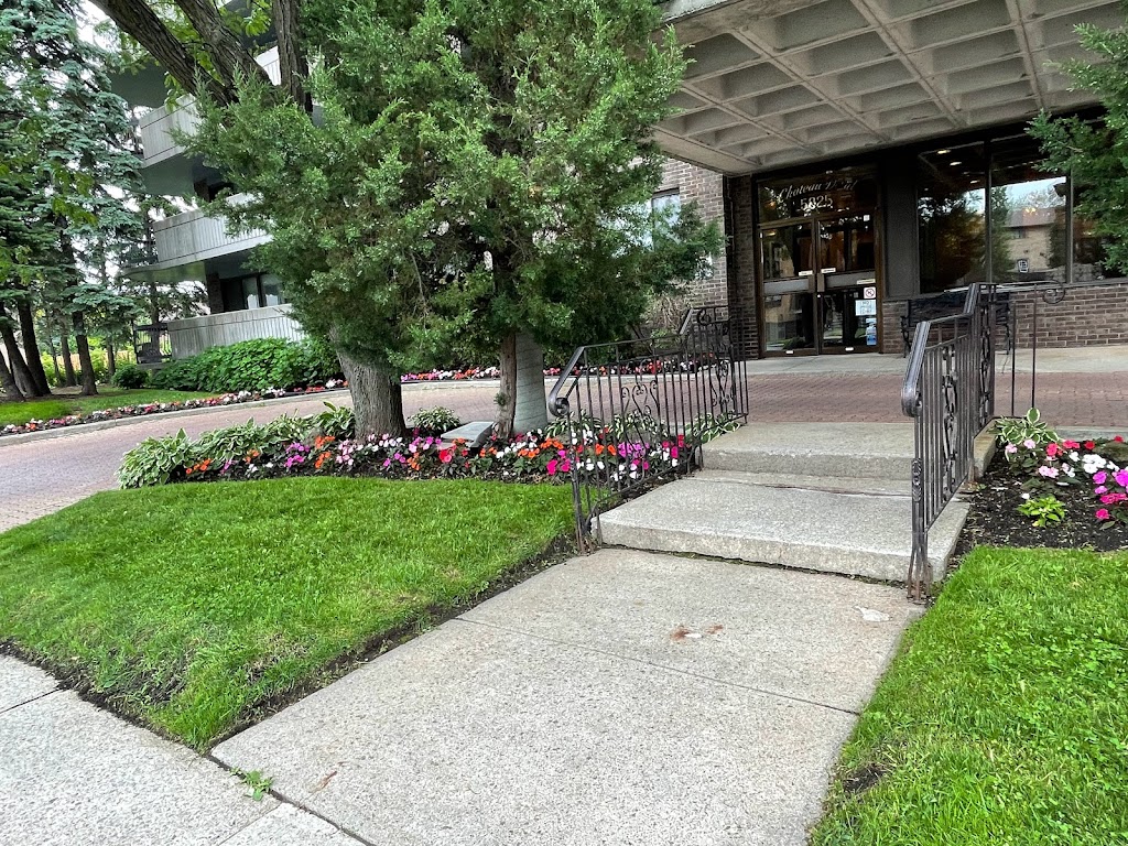 Condo Chateau Doral | 5825 Av. Shalom, Côte Saint-Luc, QC H4W 3A5, Canada | Phone: (514) 488-7990