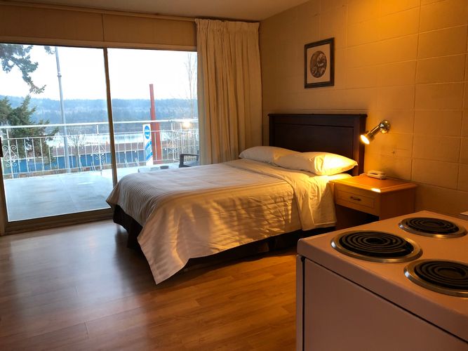 Holiday House Seaview Motel | 540 Esplanade Ave, Ladysmith, BC V9G 1A6, Canada | Phone: (250) 618-5830