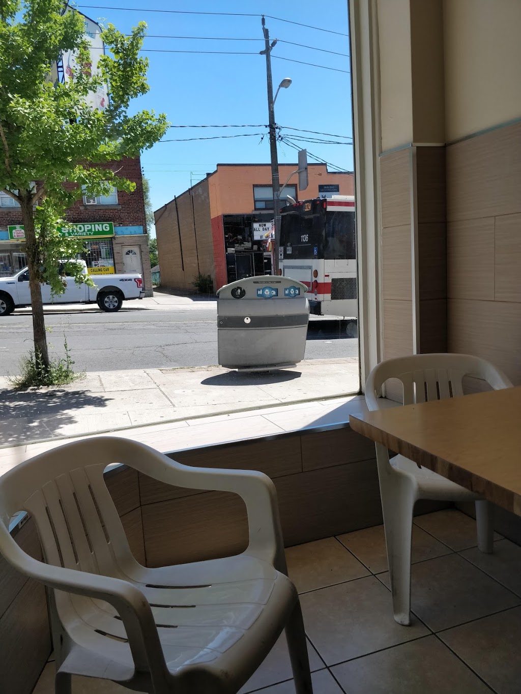 Al Noor Halal Pizza & Chicken | 2540 Eglinton Ave W, York, ON M6M 1T1, Canada | Phone: (416) 651-1166