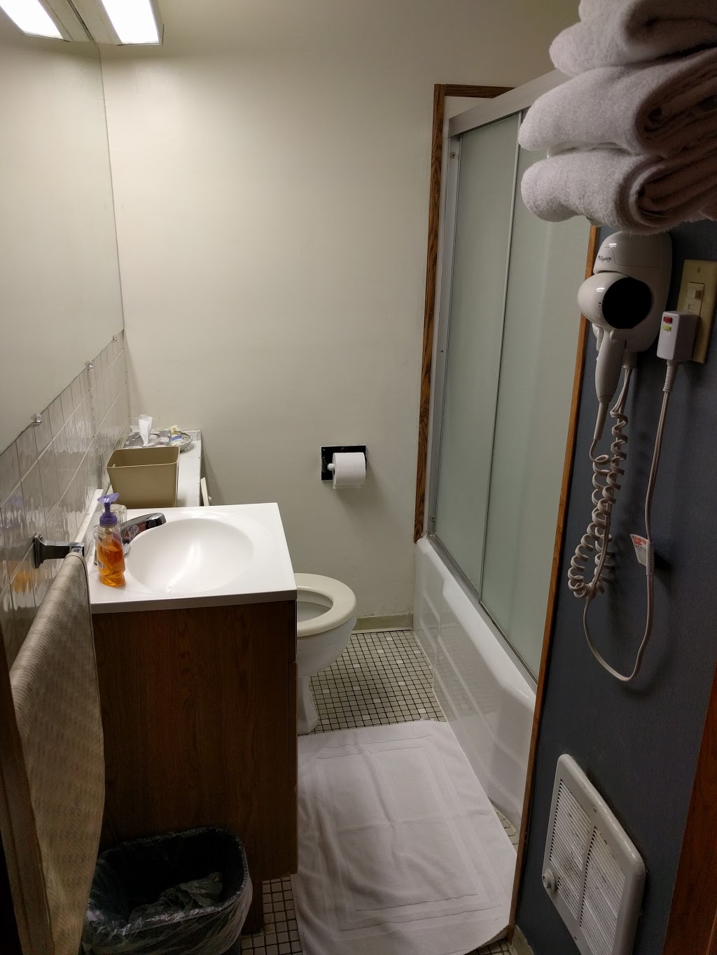 Falls Motel | 5820 Buffalo Ave, Niagara Falls, NY 13204, USA | Phone: (716) 283-3239