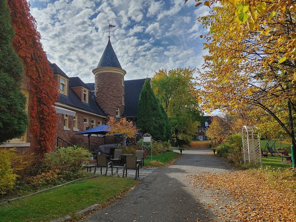 Chateau Murdock Gite et Esthétique 1950 | 129 Côte de la Terre Forte, Chicoutimi, QC G7H 6A6, Canada | Phone: (418) 592-8938