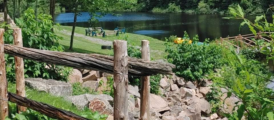 Chalet rustique avec lac privé | 529 Rte de Saint-Achillée, Château-Richer, QC G0A 1N0, Canada | Phone: (418) 956-3882