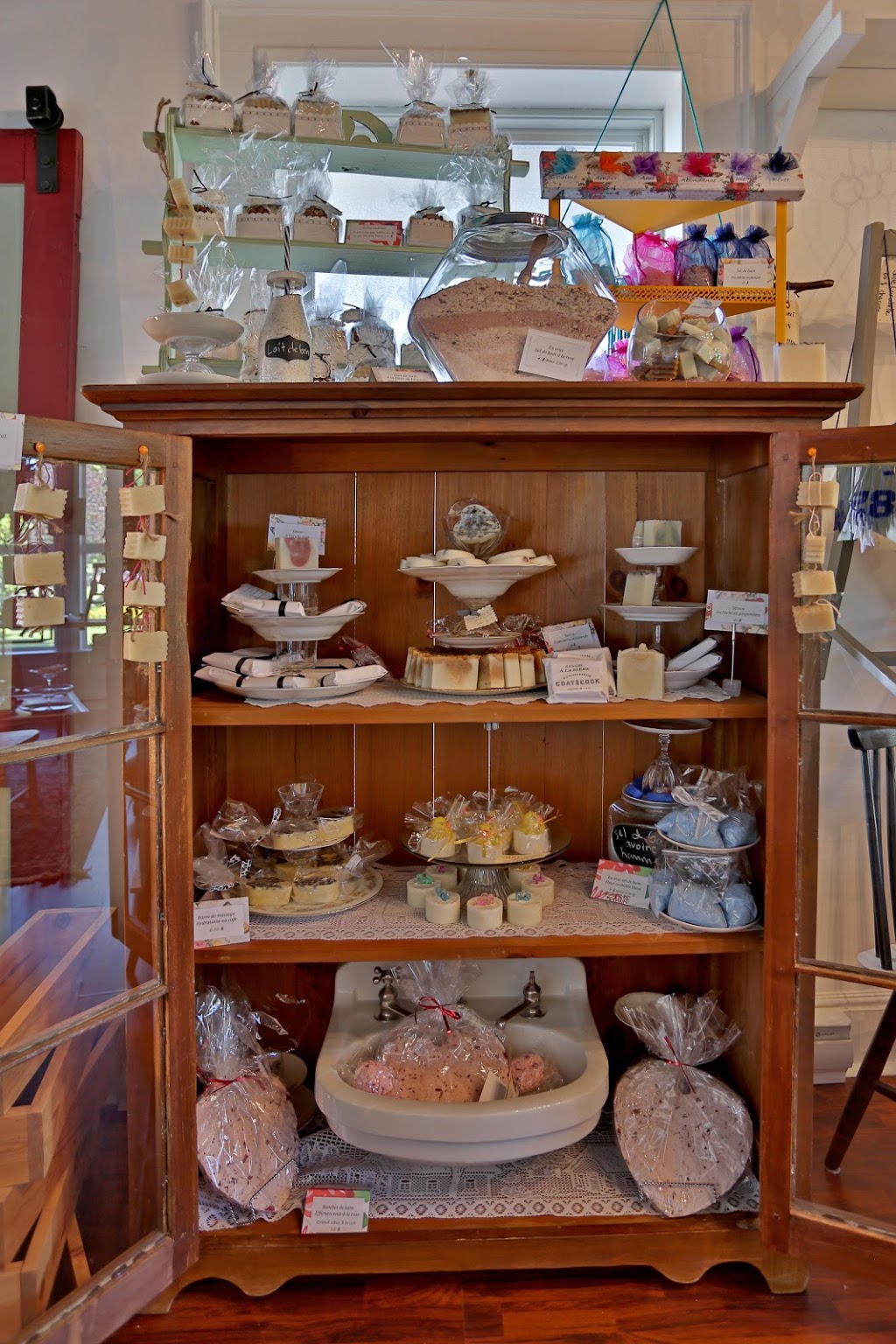 Boutique Les Créations de Bonnie | 394 Rue Saint-Jacques S, Coaticook, QC J1A 2N9, Canada | Phone: (819) 580-9117