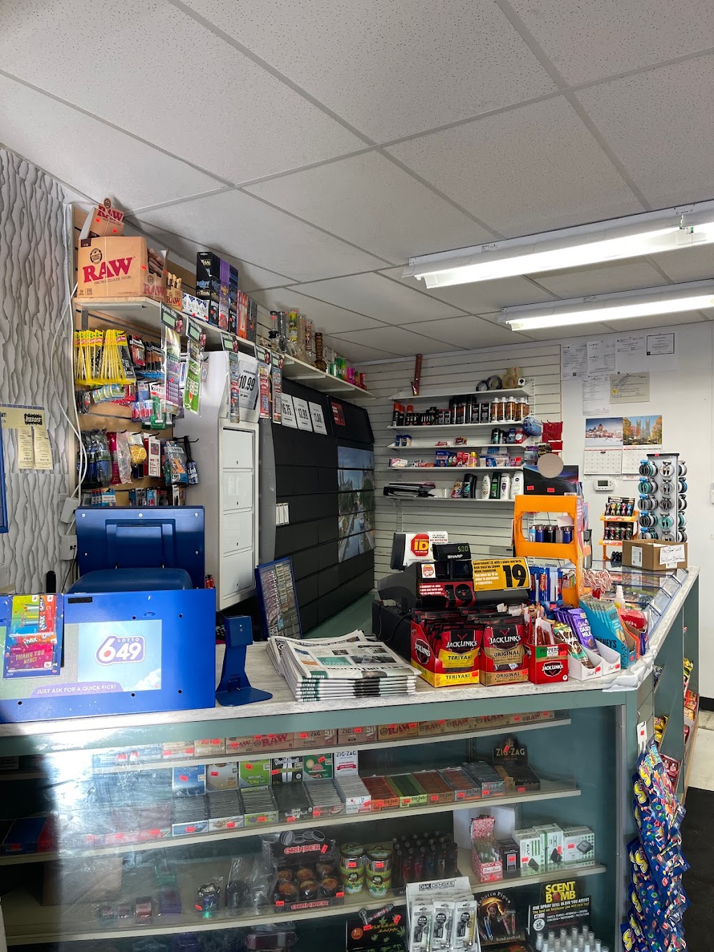 Lucky R convenient | 375 Épinettes Ave unit 2, Orléans, ON K1E 3E6, Canada | Phone: (613) 590-0670