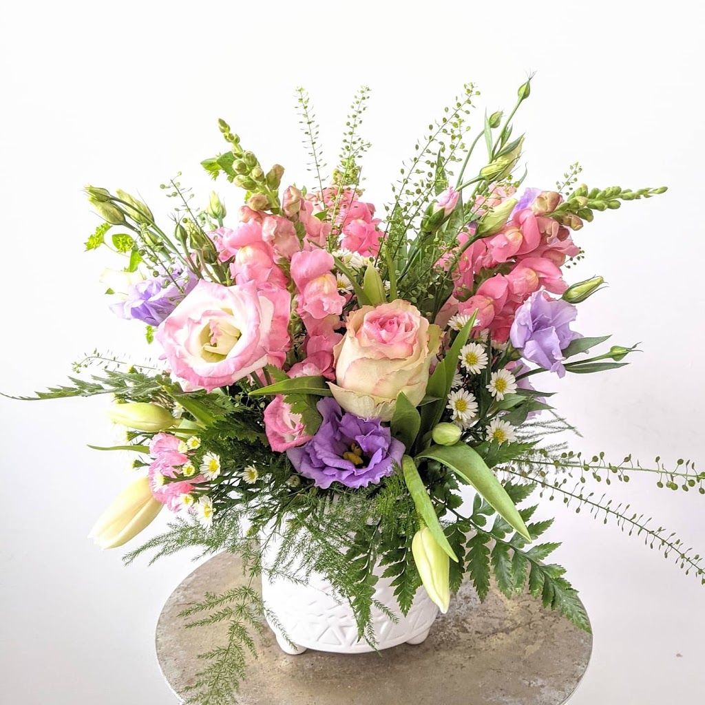 Petals In Thyme | 495 Hurontario St, Collingwood, ON L9Y 2N2, Canada | Phone: (705) 994-4020