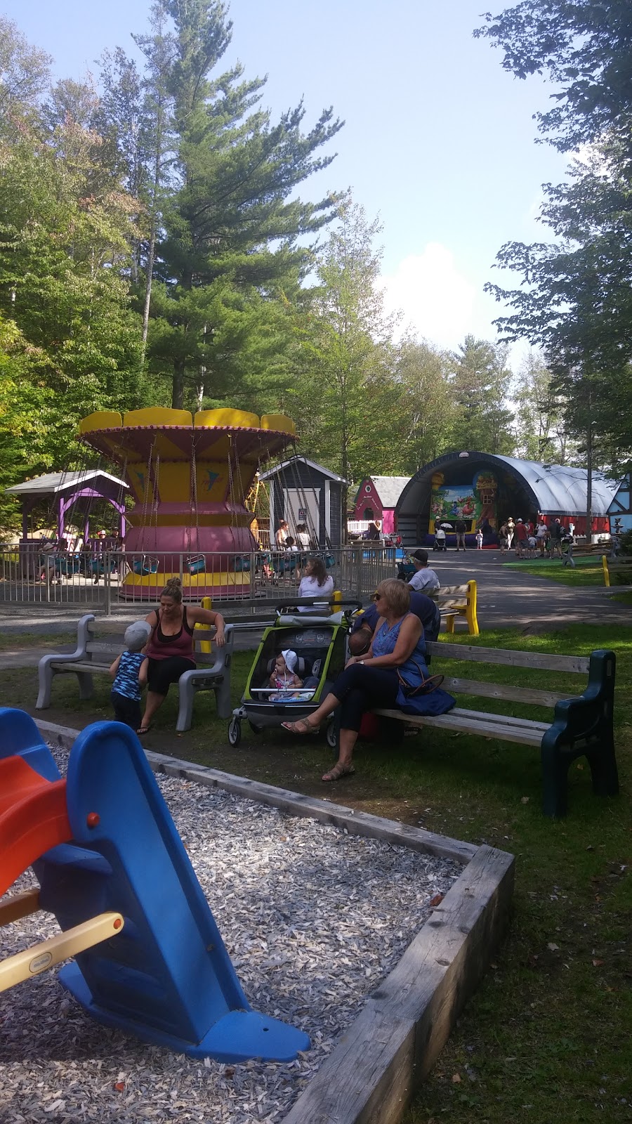 Au Pays Des Merveilles | 3795 Chemin de la Savane, Sainte-Adèle, QC J8B 2H4, Canada | Phone: (450) 229-3141