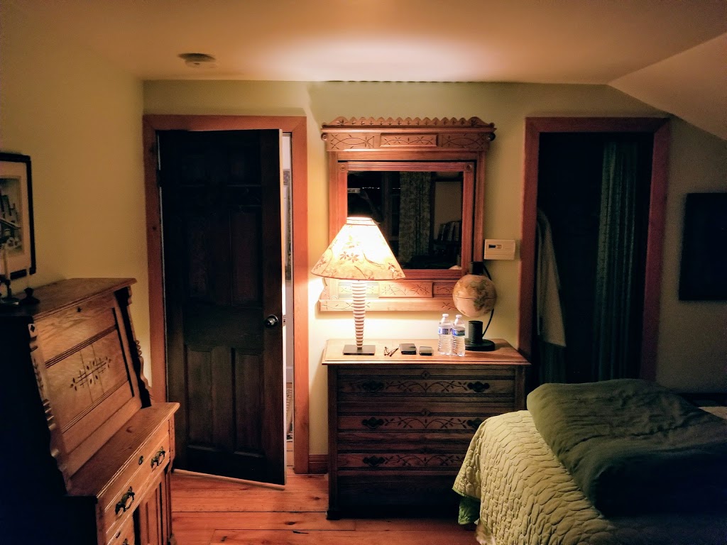 Chestnut Hill Guest House | 6405 Ward Rd, Orchard Park, NY 14127, USA | Phone: (716) 464-0642