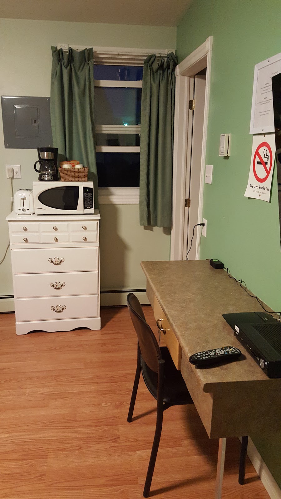Bakers Lighthouse Motel | 802 Water St, Summerside, PE C1N 4J6, Canada | Phone: (902) 436-2992
