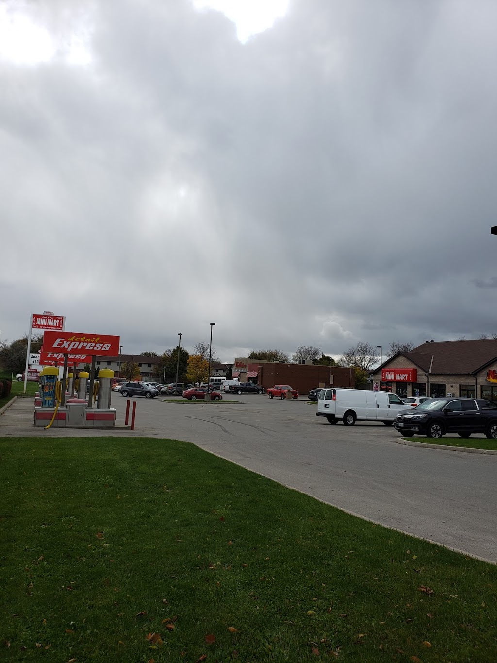 Airport U Wash | 500 Veterans Memorial Pkwy, London, ON N5V 4S7, Canada
