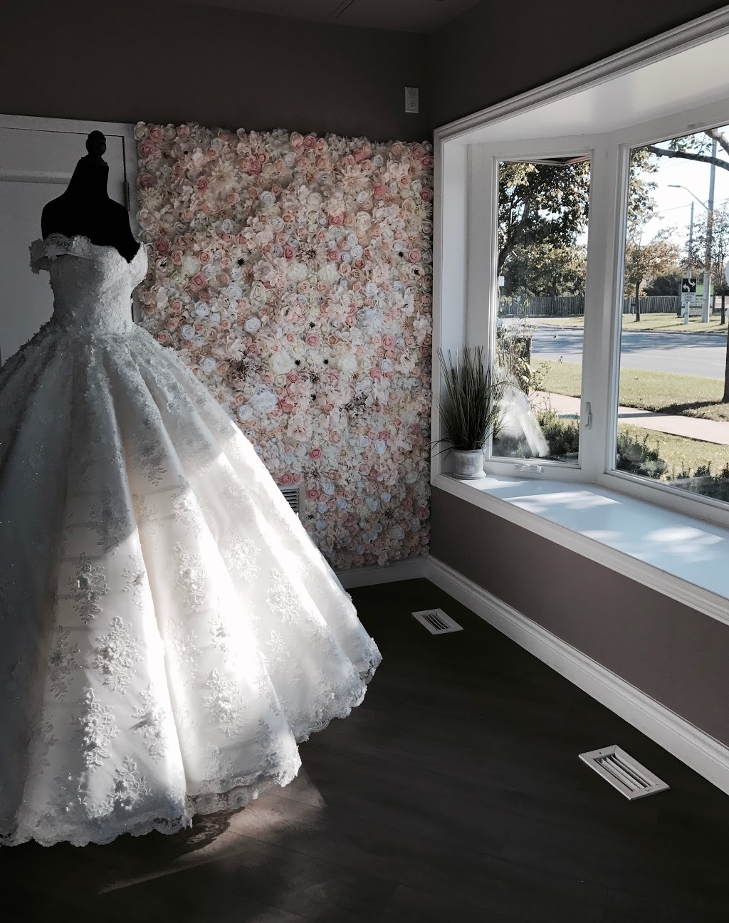 Elite Bridal | 569 Lakeshore Rd E, Mississauga, ON L5G 0A8, Canada | Phone: (905) 783-9225