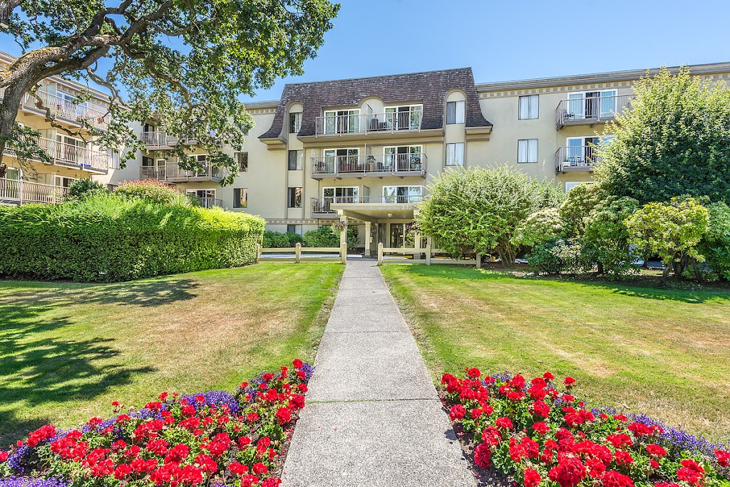 Fernwood Manor Apartments | 1575 Begbie St, Victoria, BC V8R 1L2, Canada | Phone: (250) 595-1355