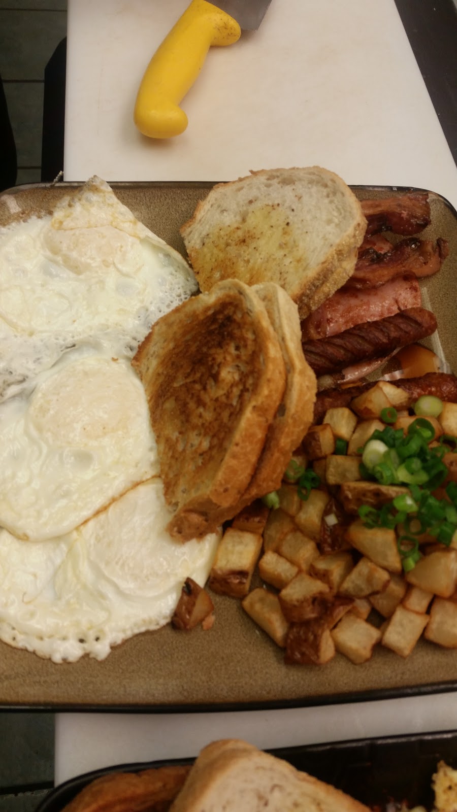 Caswell Hill Cafe | 210 Avenue H N, Saskatoon, SK S7L 6B6, Canada | Phone: (306) 974-9977