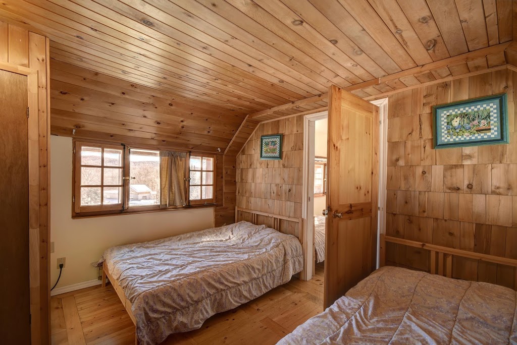 Chalet du Rocher | 100 Chemin du Lac du Rocher, Val-des-Lacs, QC J0T 2P0, Canada | Phone: (514) 638-3576