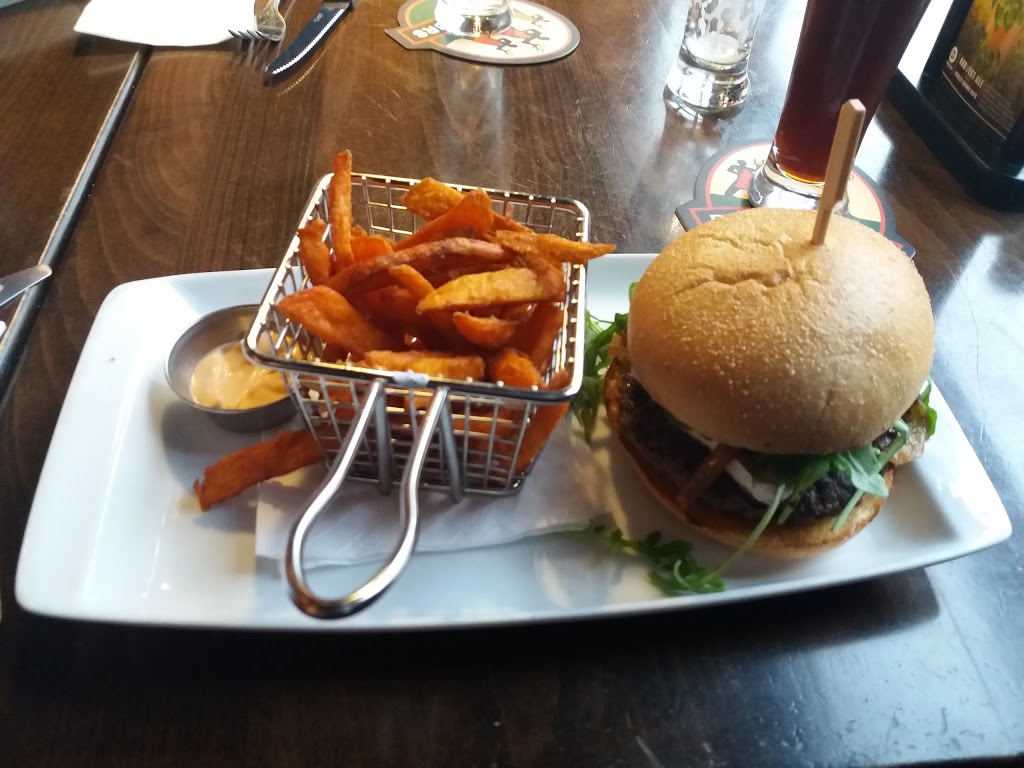 3 Brewers Oakville | 2041 Winston Park Dr, Oakville, ON L6H 6P5, Canada | Phone: (289) 813-2239