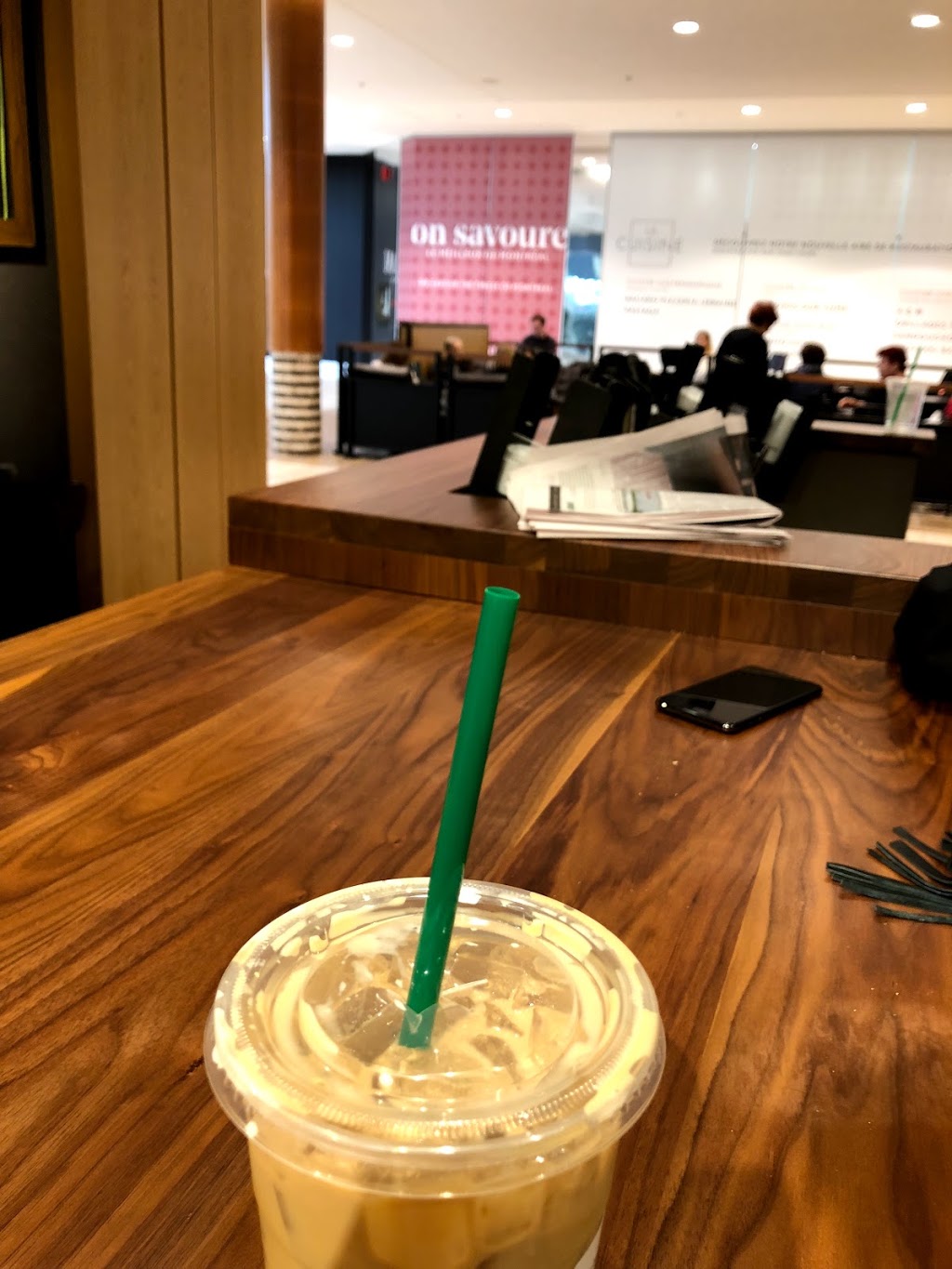 Starbucks | 2305 Chemin Rockland #2108, Mont-Royal, QC H3P 3E9, Canada | Phone: (800) 782-7282
