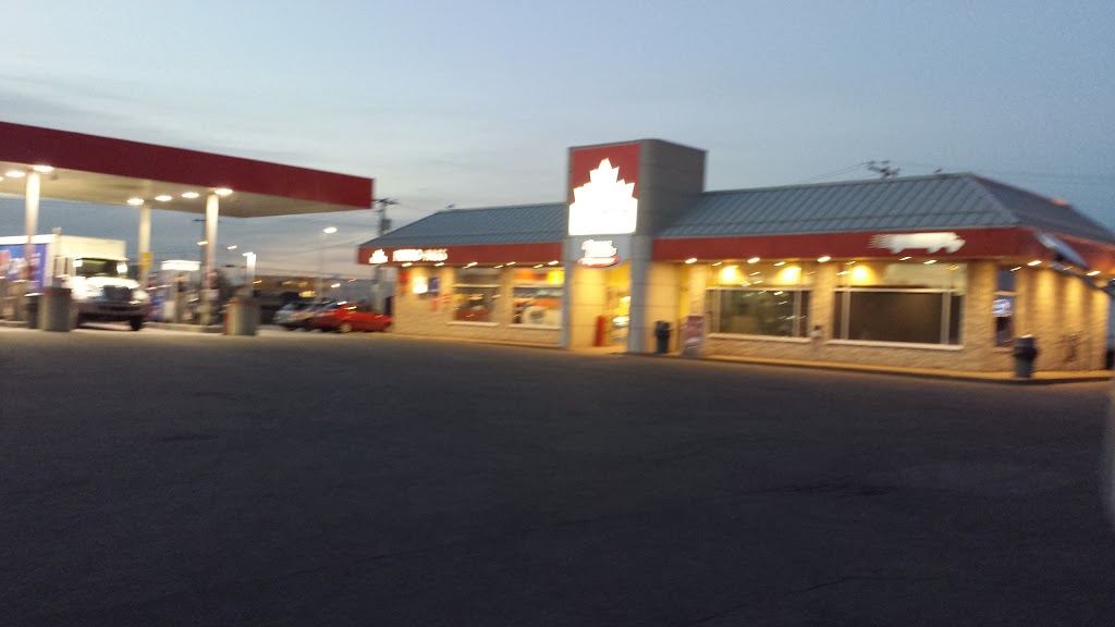 Petro-Pass Relais Routiers | 4900 Chemin St François, Saint-Laurent, QC H4S 1W9, Canada | Phone: (514) 745-5511