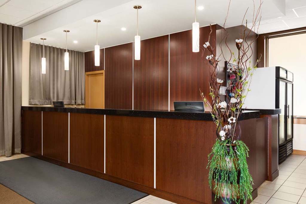 Travelodge by Wyndham Edmonton West | 18320 Stony Plain Rd, Edmonton, AB T5S 1A7, Canada | Phone: (780) 800-7183