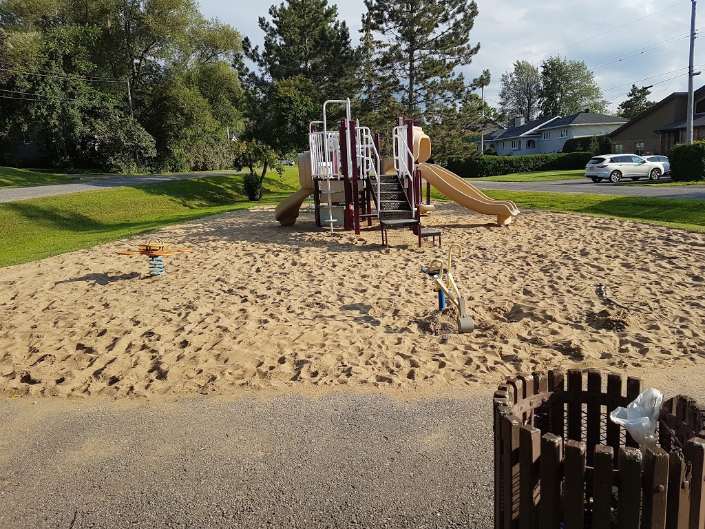 Henry Park | 1420 Mulligan St, Gloucester, ON K1V 1H4, Canada