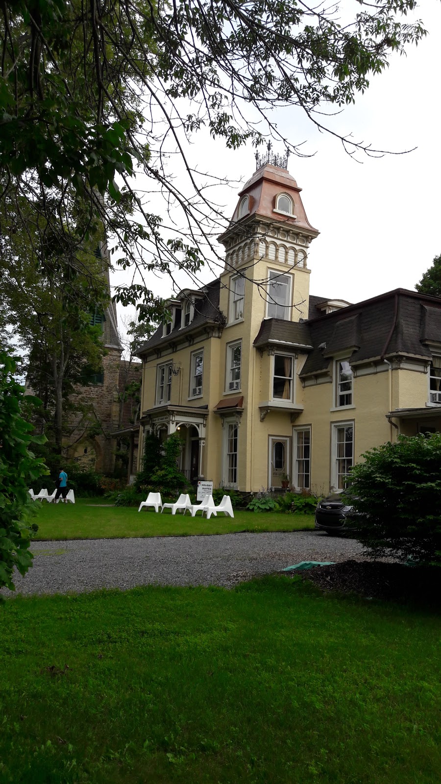 Absolute 1000 Islands Suites | 22 Church St, Gananoque, ON K7G 2M8, Canada | Phone: (613) 777-4122