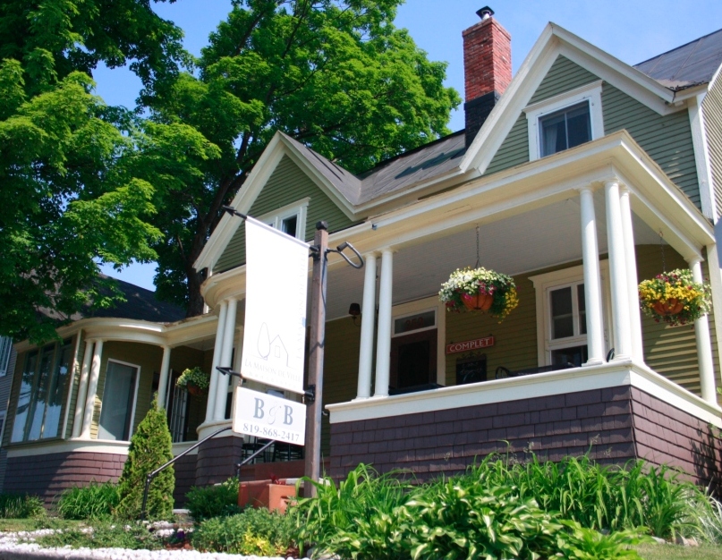 La Maison de ville - bed & bistro | 353 Rue Saint-Patrice Ouest, Magog, QC J1X 1W7, Canada | Phone: (819) 868-2417