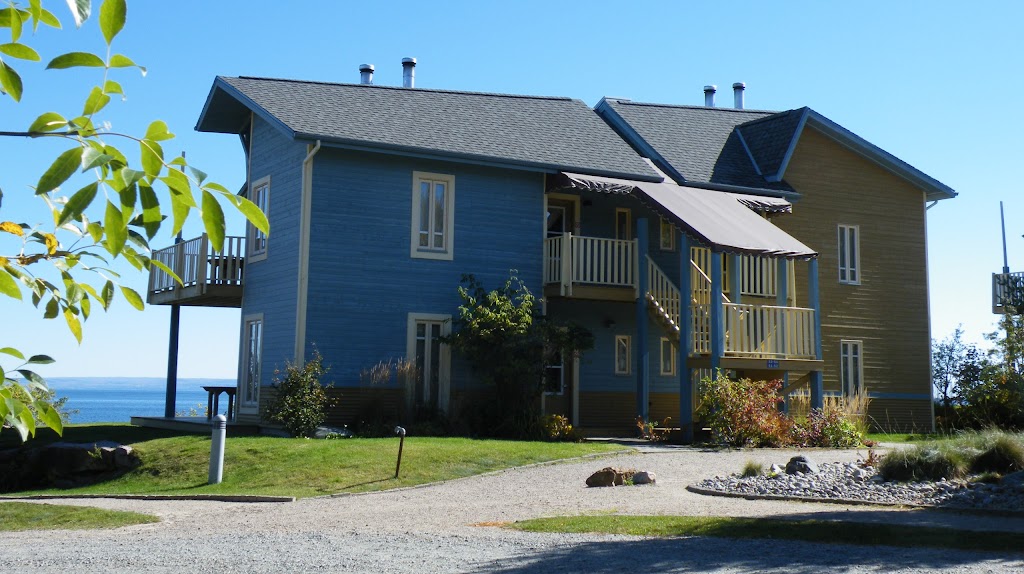 Vacances Essipit | 46 Rue de la Réserve, Les Escoumins, QC G0T 1K0, Canada | Phone: (418) 233-2266