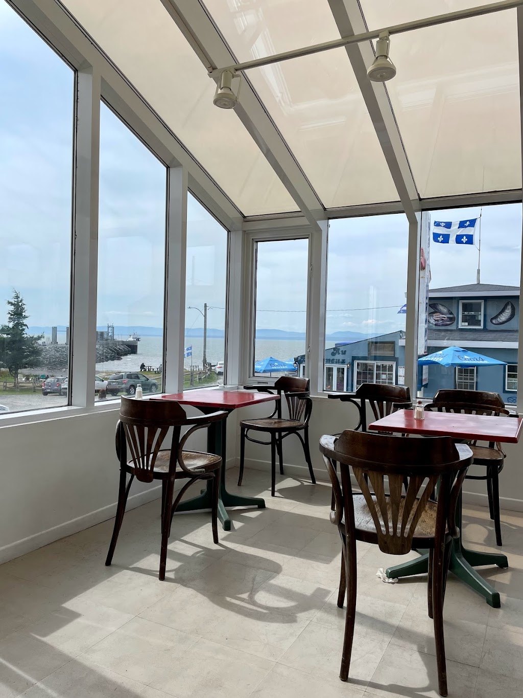 Le Zodiac Resto Crèmerie | 212 Rue Mackay, Rivière-du-Loup, QC G5R 6A4, Canada | Phone: (418) 605-0829