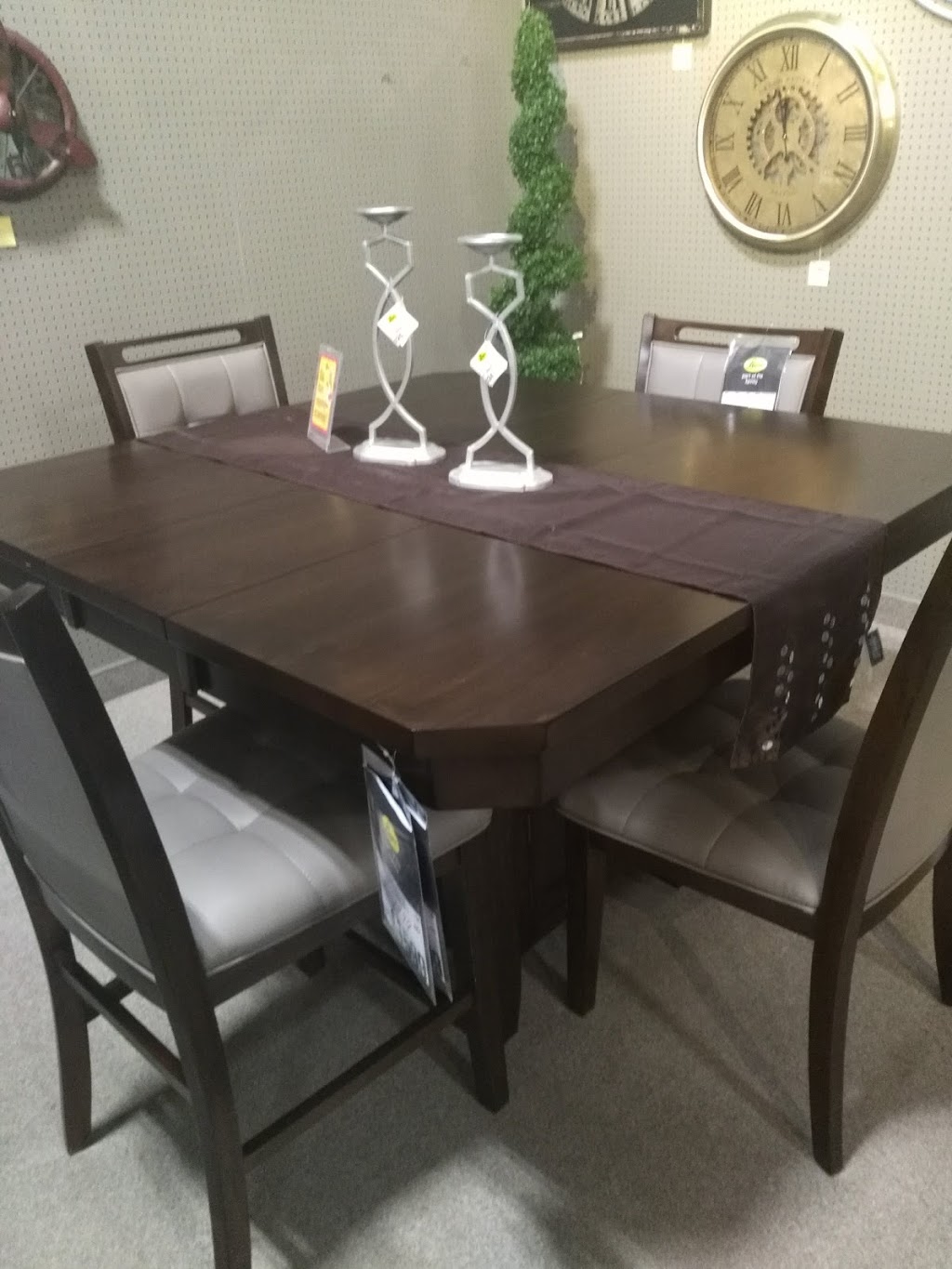 Leon's Furniture 905 Dundas St, Woodstock, ON N4S 1G9, Canada