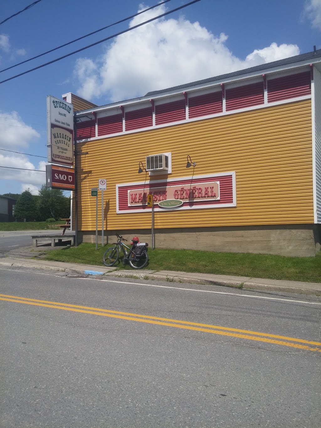Magasin General Village | 150 Rue de lÉglise, Bonsecours, QC J0E 1H0, Canada | Phone: (450) 532-4666