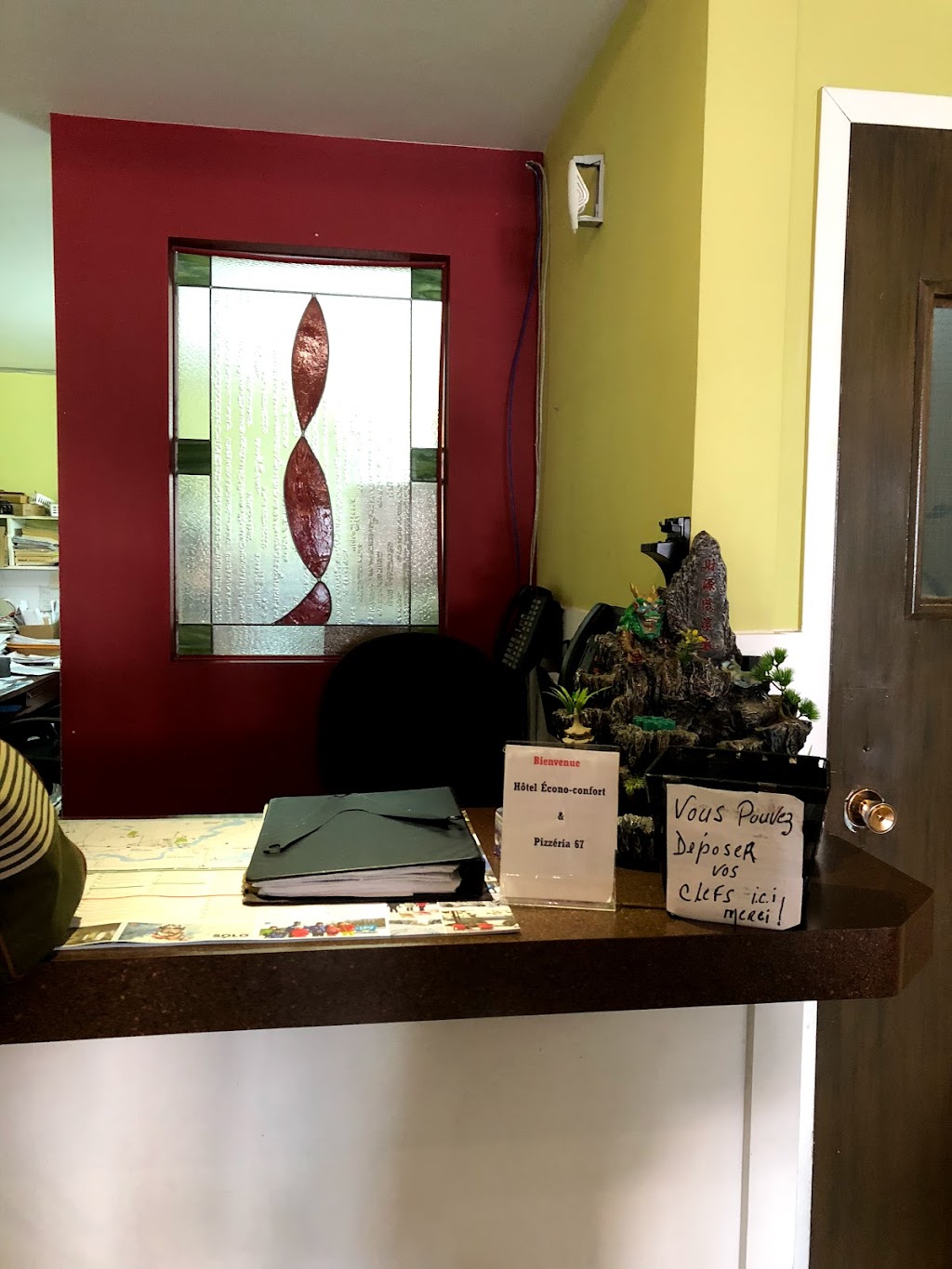 Hôtel Écono-Confort | 359 Av. de Grand-Mère, Grand-Mère, QC G9T 2H1, Canada | Phone: (819) 538-2020