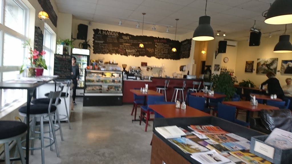 Le Café du passeur | 242 Chemin des Patriotes N, Mont-Saint-Hilaire, QC J3H 3H3, Canada | Phone: (450) 467-5555