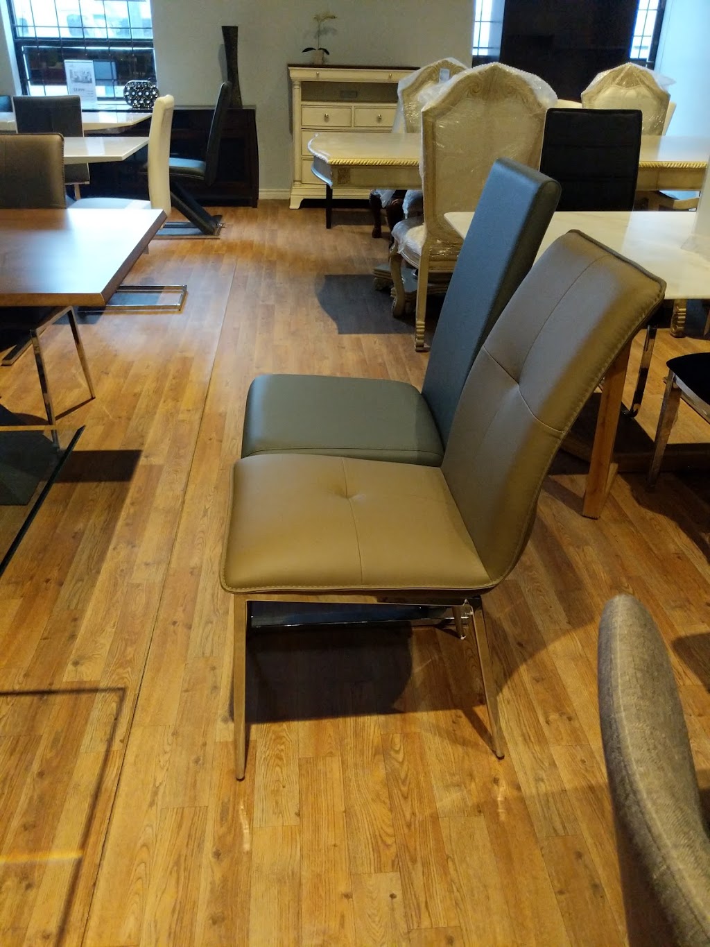 La Vie Furniture | 1580 Trinity Dr #5, Mississauga, ON L5T 1K4, Canada | Phone: (905) 565-9191