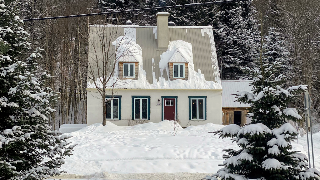 Chalet à louer avec Spa - St-Gabriel-de-Valcartier | 1398 5e Av, Saint-Gabriel-de-Valcartier, QC G0A 4S0, Canada | Phone: (418) 573-1046