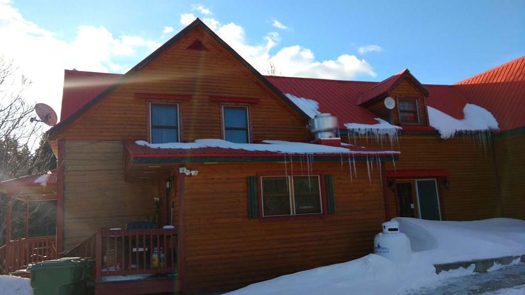 Auberge Aux Toits Rouges | 72 Route Chesham, Notre-Dame-des-Bois, QC J0B 2E0, Canada | Phone: (819) 888-2999