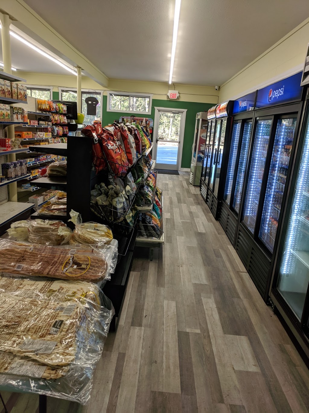 Lakeside Market Cultus Lake | 3776 Columbia Valley Rd, Cultus Lake, BC V2R 5A3, Canada | Phone: (604) 464-9433