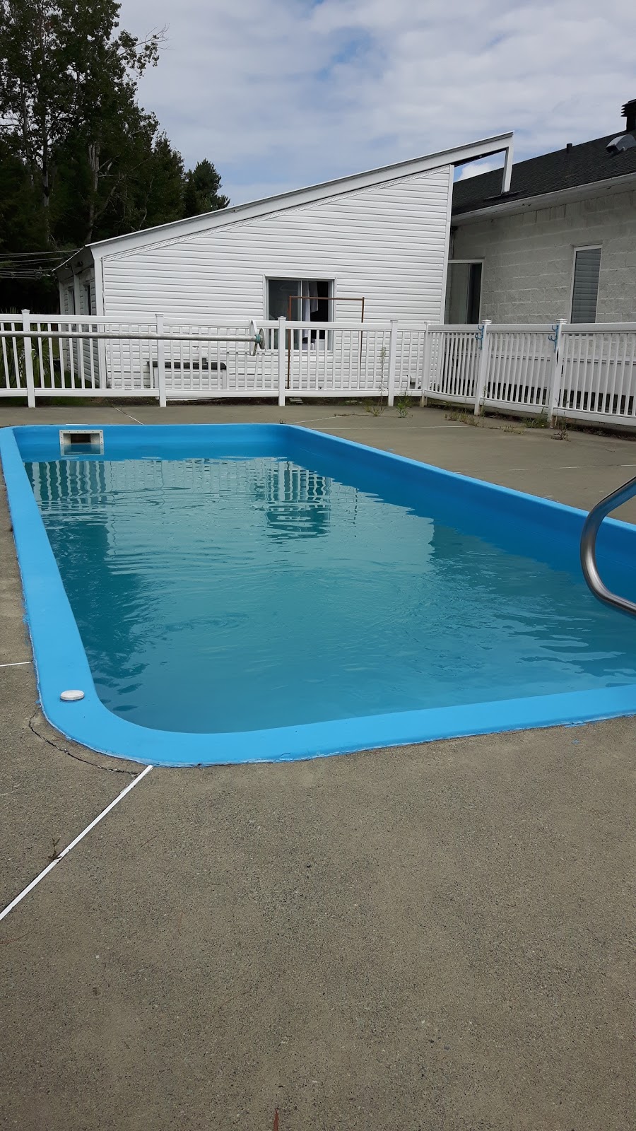 Motel Econo-Nuit | 520 Rue du Parc-Industriel, Sherbrooke, QC J1C 0J2, Canada | Phone: (819) 846-6788