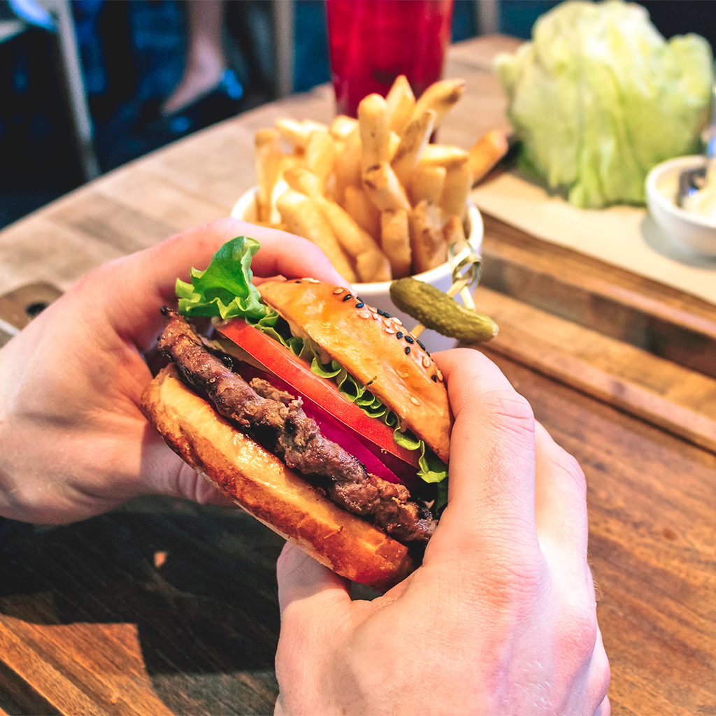 Moxies Grill & Bar | 509 Bayfield St N51, Barrie, ON L4M 4Z8, Canada | Phone: (705) 733-5252