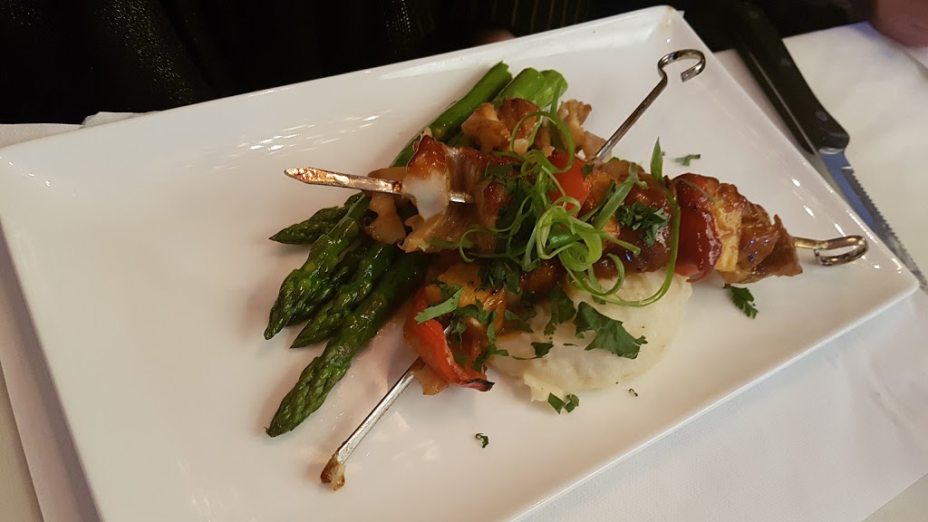 Maximes Restaurant and Lounge | 1131 St Marys Rd, Winnipeg, MB R2M 3T9, Canada | Phone: (204) 257-1521