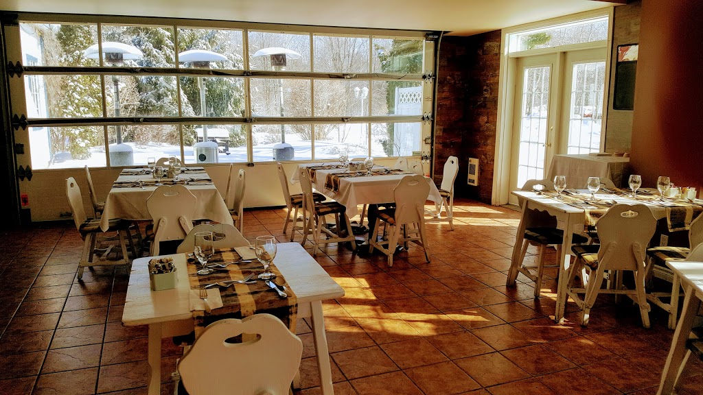 le plumet | 1507 Rue Principale, Granby, QC J2J 0S4, Canada | Phone: (450) 378-1771