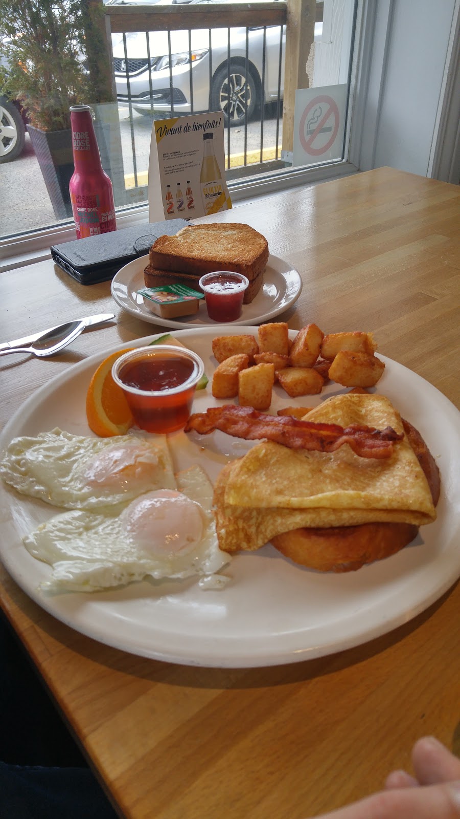 Café Terrasse La Tanière | 427 Chemin Ozias-Leduc, Mont-Saint-Hilaire, QC J3H 4A1, Canada | Phone: (450) 446-7731