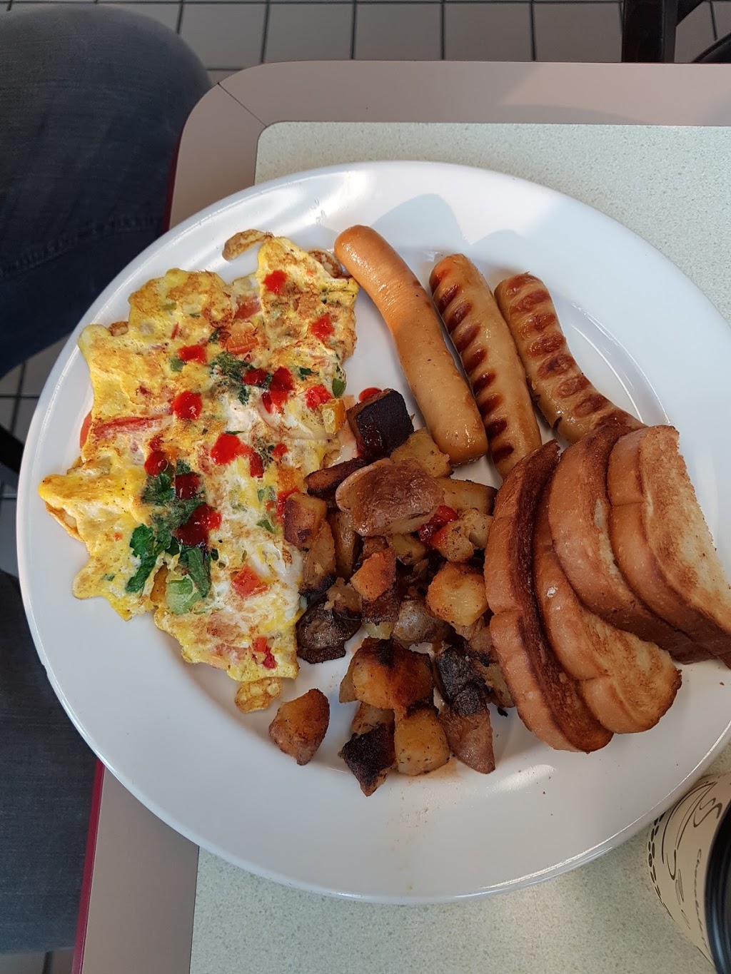 deluxe grill and cafe | 111 Gordon Baker Rd #212, North York, ON M2H 3R1, Canada | Phone: (416) 492-6287