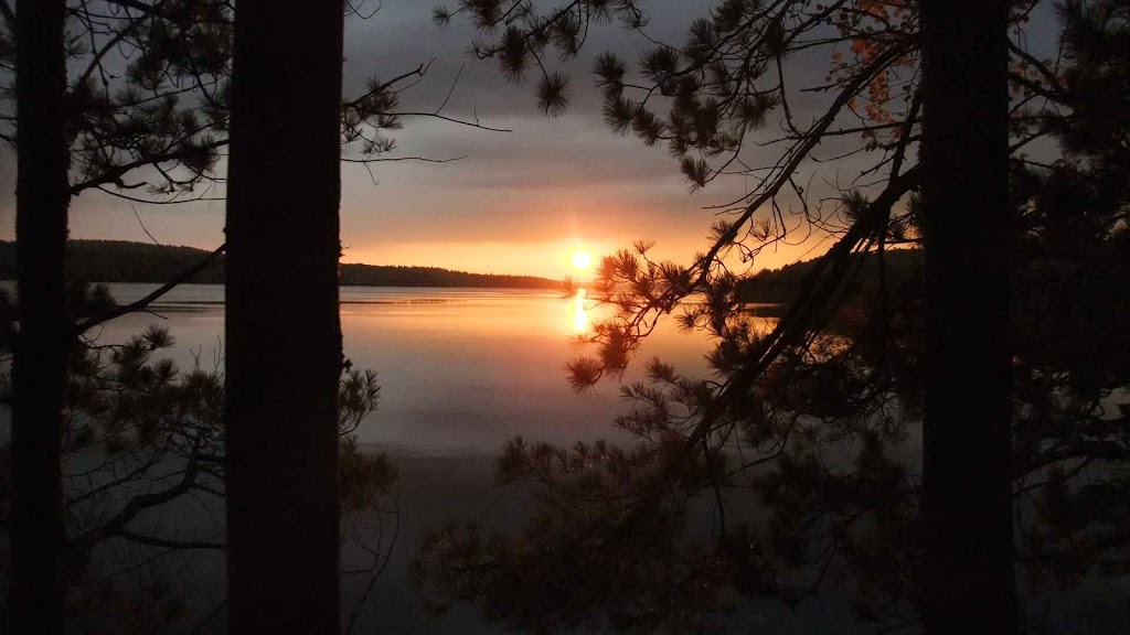 Holden Lake Lodge | 121 Chem. du Soleil, Rapides-des-Joachims, QC J0X 3M0, Canada | Phone: (613) 602-2297