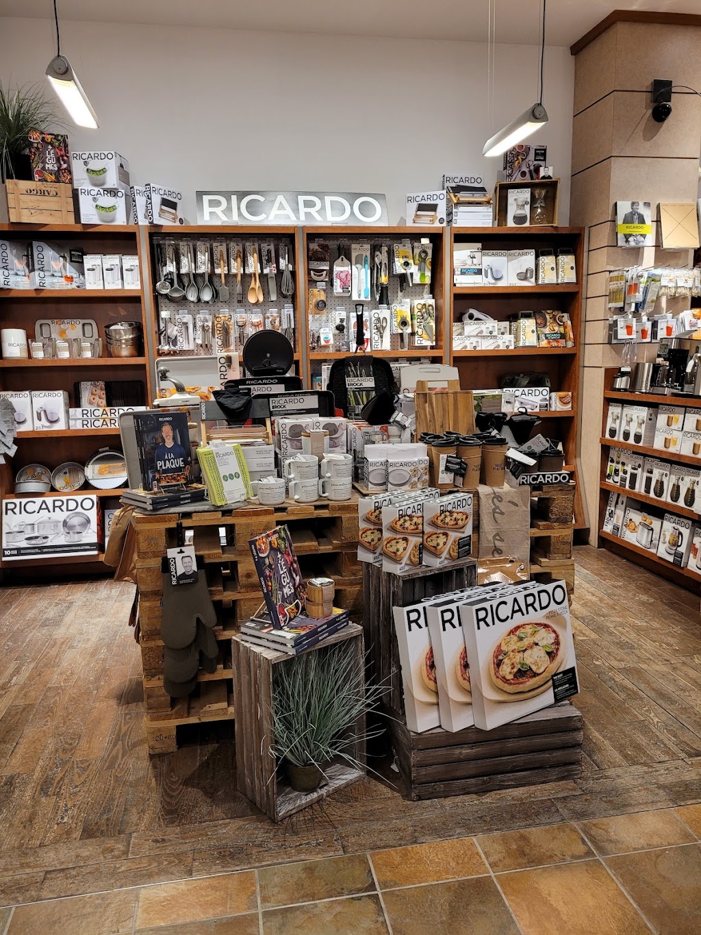 Librairie Raffin | 7275 R. Sherbrooke E, Montréal, QC H1N 1E9, Canada | Phone: (514) 354-1001