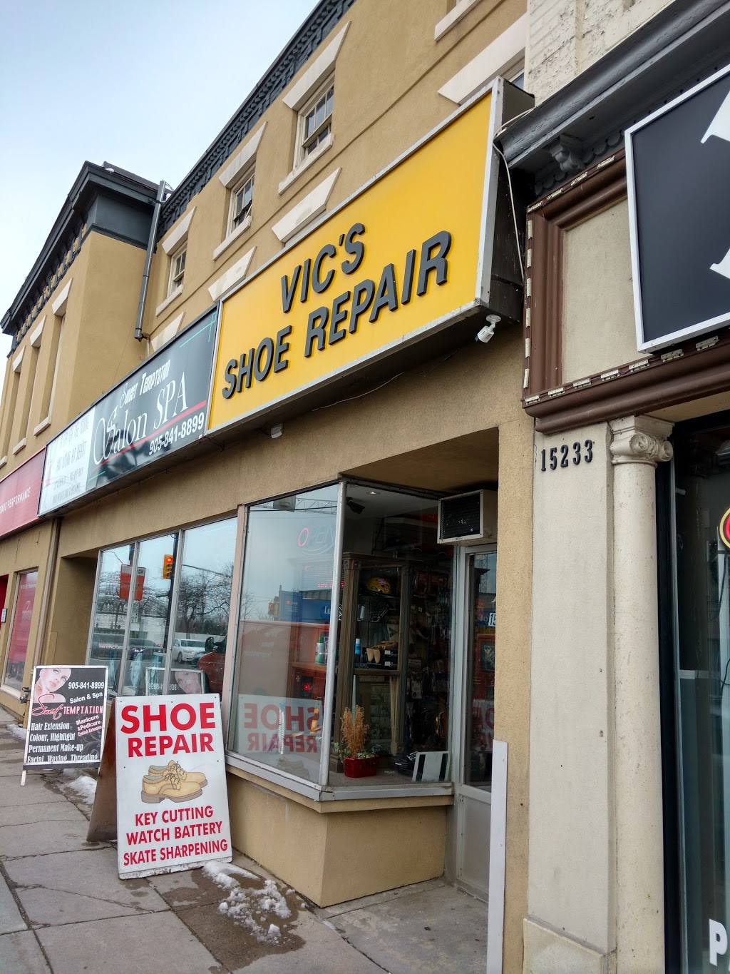 Vics Shoe Repair | clothing store | 15243 Yonge St, Aurora, ON L4G 1L8, Canada | 9057272341 OR +1 905-727-2341