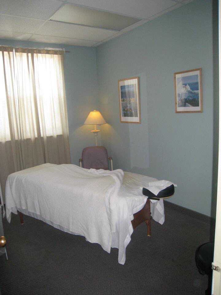 Applewood Chiropractic & Massage Clinic | 1077 N Service Rd #203, Mississauga, ON L4Y 1A6, Canada | Phone: (905) 803-8838