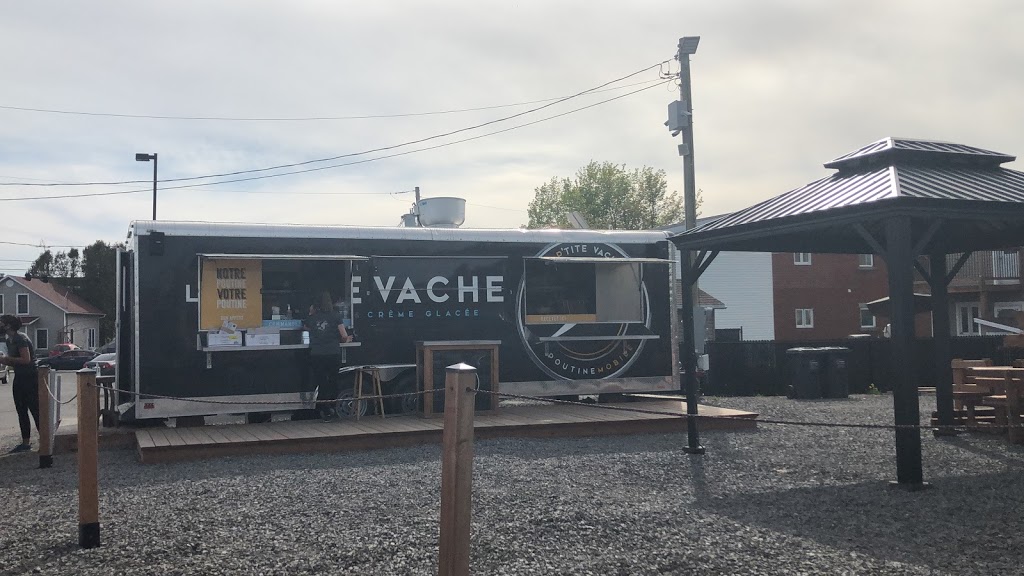Restaurant Princesse - La p’tite Vache Poutine Mobile | 77 Boulevard Baril O, Princeville, QC G6L 3V4, Canada | Phone: (819) 364-5399