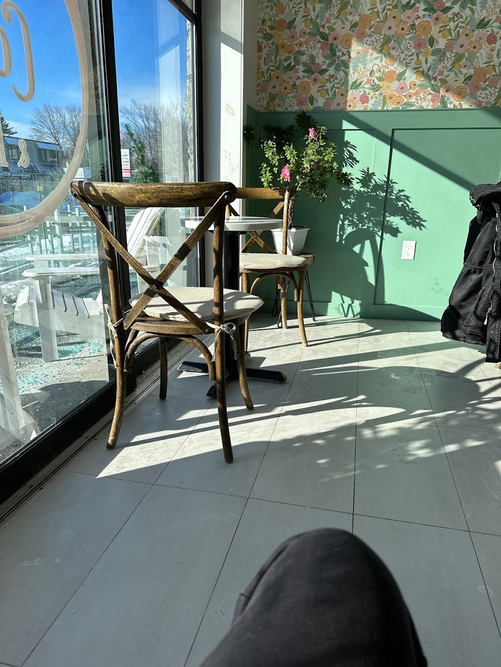 Café CoCo & Bean | 445 Bd Beaconsfield, Beaconsfield, QC H9W 4C2, Canada | Phone: (514) 505-2326