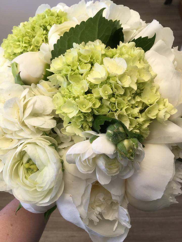 The Village Flower | 3710 Main St #2, Niagara Falls, ON L2G 6B1, Canada | Phone: (289) 296-4754