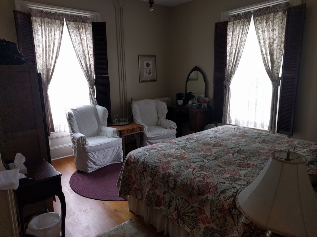 Bluenose Lodge | 10 Falkland St, Lunenburg, NS B0J 2C0, Canada | Phone: (902) 634-8851